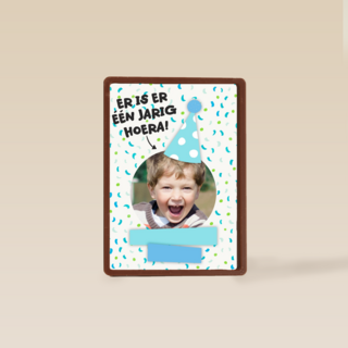 een blauwe fotokaart met feesthoed