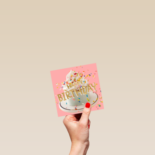 Een taart met confetti en Happy Birthday