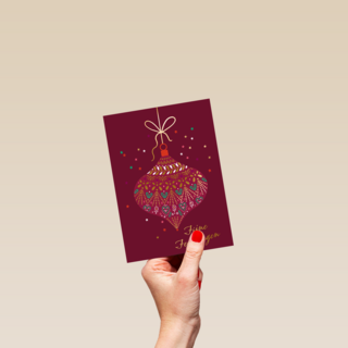Stijlvolle kerstkaart kerstbal rood