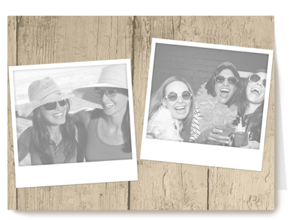 fotokaart liggend hout twee polaroid fotoos