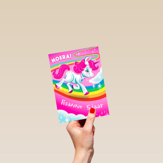 hoera een eenhoorn op een regenboog
