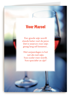 proosten op je verjaardag met twee glazen rode wijn