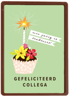 een taartje met kaars en bloemen voor een collega