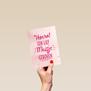 een grappig roze kaartje met de tekst hoera een lief meisje geboren