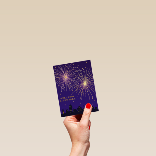 nachtelijke skyline met vuurwerk voor nieuwjaar