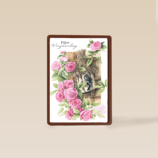 vogel in vogelhuisje tussen rozen